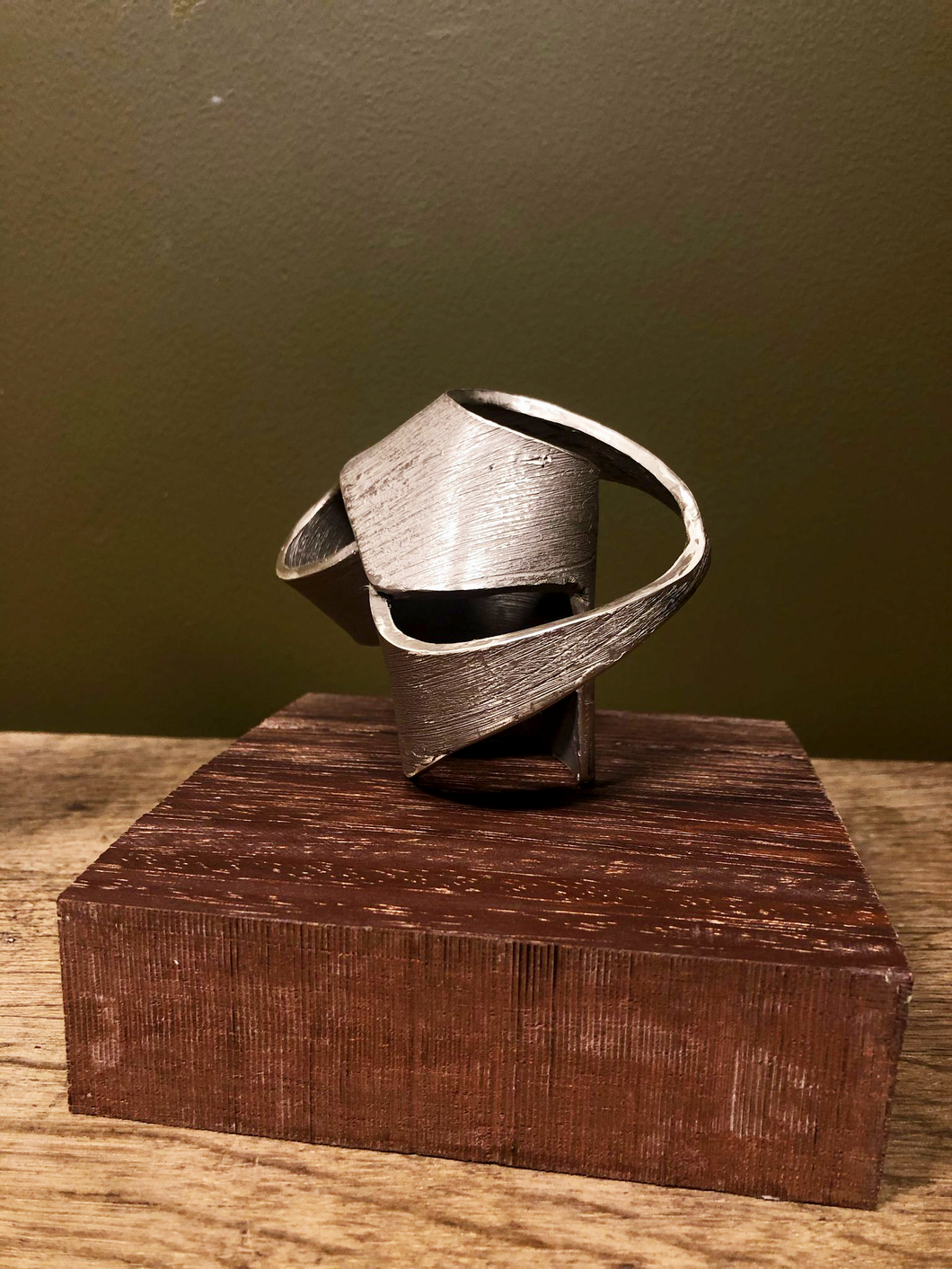 Catherine François, Smile 2/8, Bronze et bois, 8EX + 4EA , H12 x L7 x P8cm,2024.
