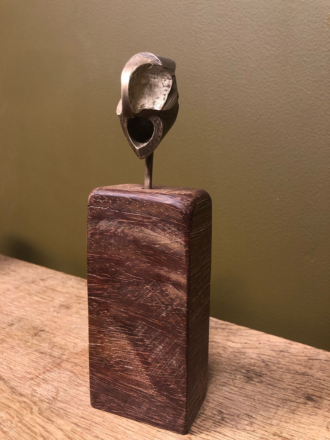 Catherine François, Petit guerrier 1/4, bronze et bois, 8EX+4EA, 2025, H20 x L20 x P12cm.
