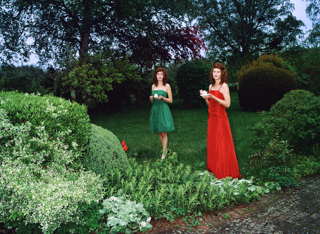 Elsa & Johanna, The Wedding Garden, “The Timeless Story of Moormerland”, Tirage pigmentaire sur papier contrecollé sur aluminium, 1/5, Edition de 5 ex+2EA, 40 x 54,5 cm, 2021