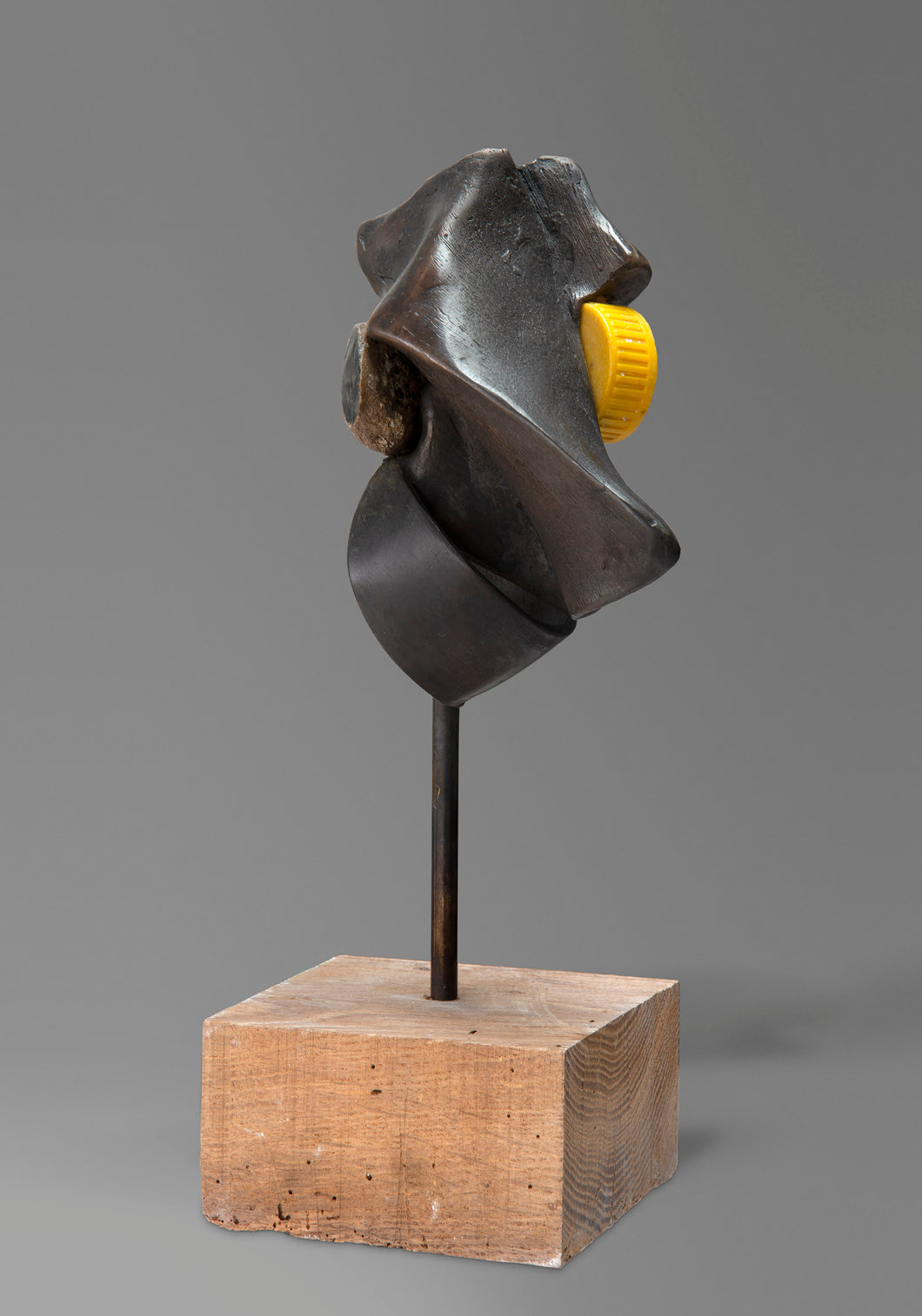 Catherine François, Tête orangina-silex,Bronze, silex, capuchon orangina, 33 x 12 x 15 cm, 2021