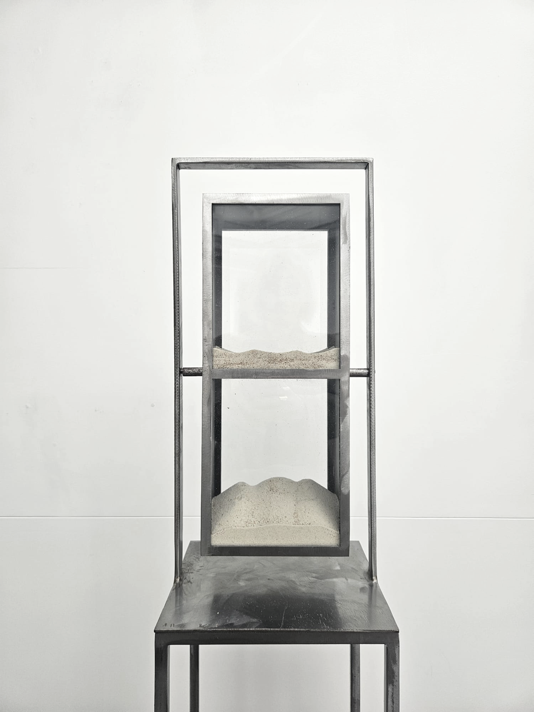 Jean Bernard METAIS, Sablier “Ici” (Etre mot) 2-5, Verre, sable, métal, 46 x 22 cm, 2024