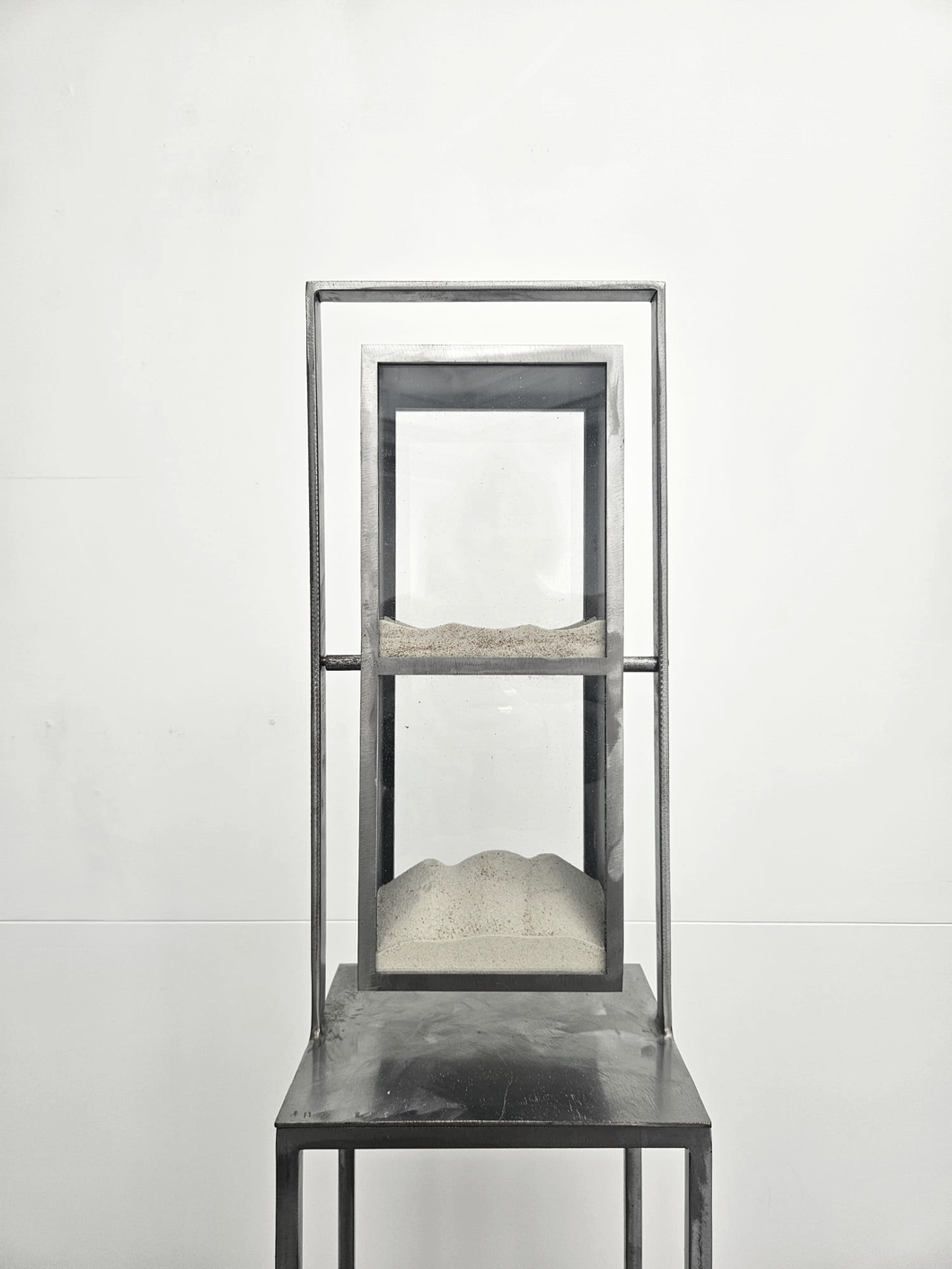 Jean Bernard METAIS, Sablier “Ici” (Être-mot) 2/5, Verre, sable, métal, 46 x 22 cm, 2024