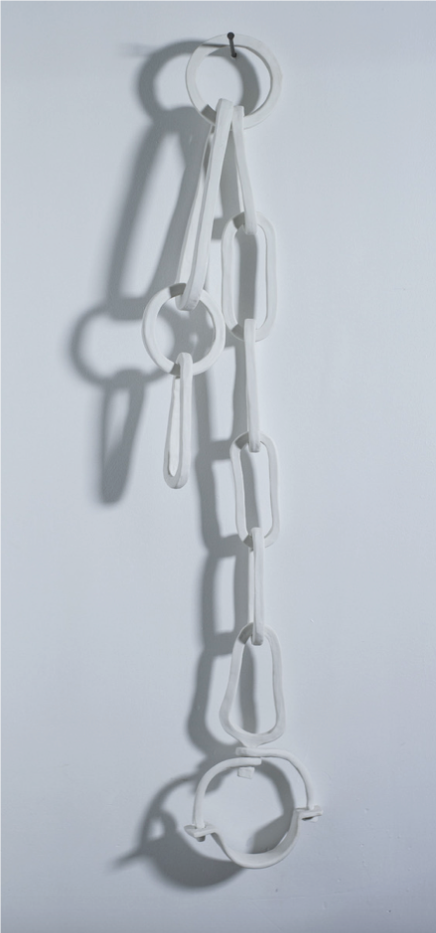 Rachel LABASTIE, Entraves, Porcelaine et clou d’acier, modelage H 162 x 5 cm , 2018