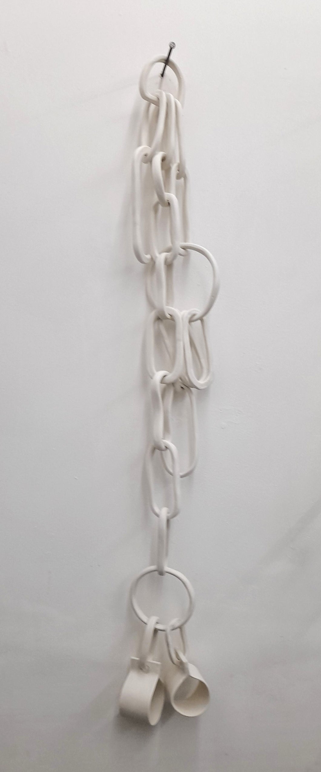 Rachel LABASTIE, Entraves, Porcelaine et clou d’acier, modelage H 203 x L 5  cm 2023