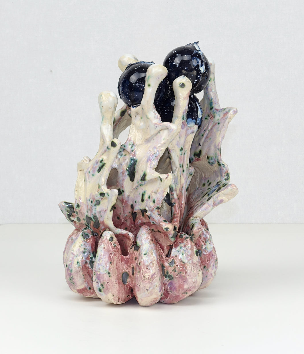 Tinka Pittoors, Tickling fingers, Céramique émaillée, H 2O x L 15 x P 15 cm, 2023