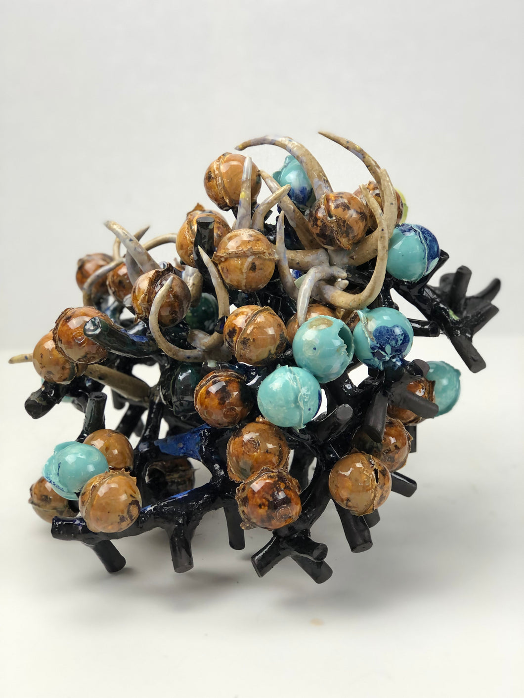 Tinka PITTOORS, The colony, Glazed ceramic, 35 x 35 cm, 2022