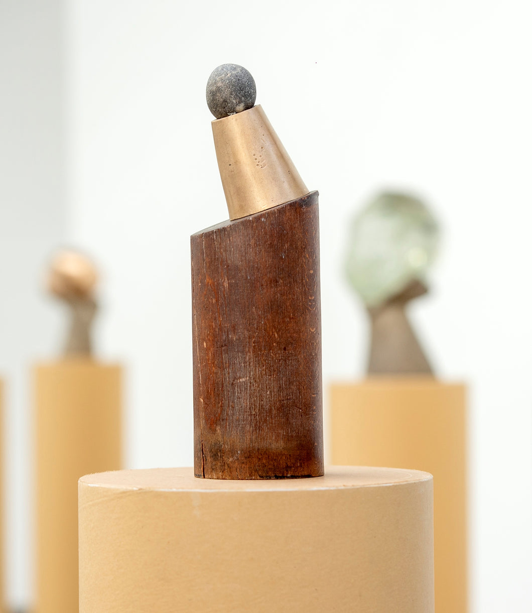 Catherine FRANÇOIS, Tête Totem, Bois, bronze et silex, 32 x 10 x 10 cm, 2022